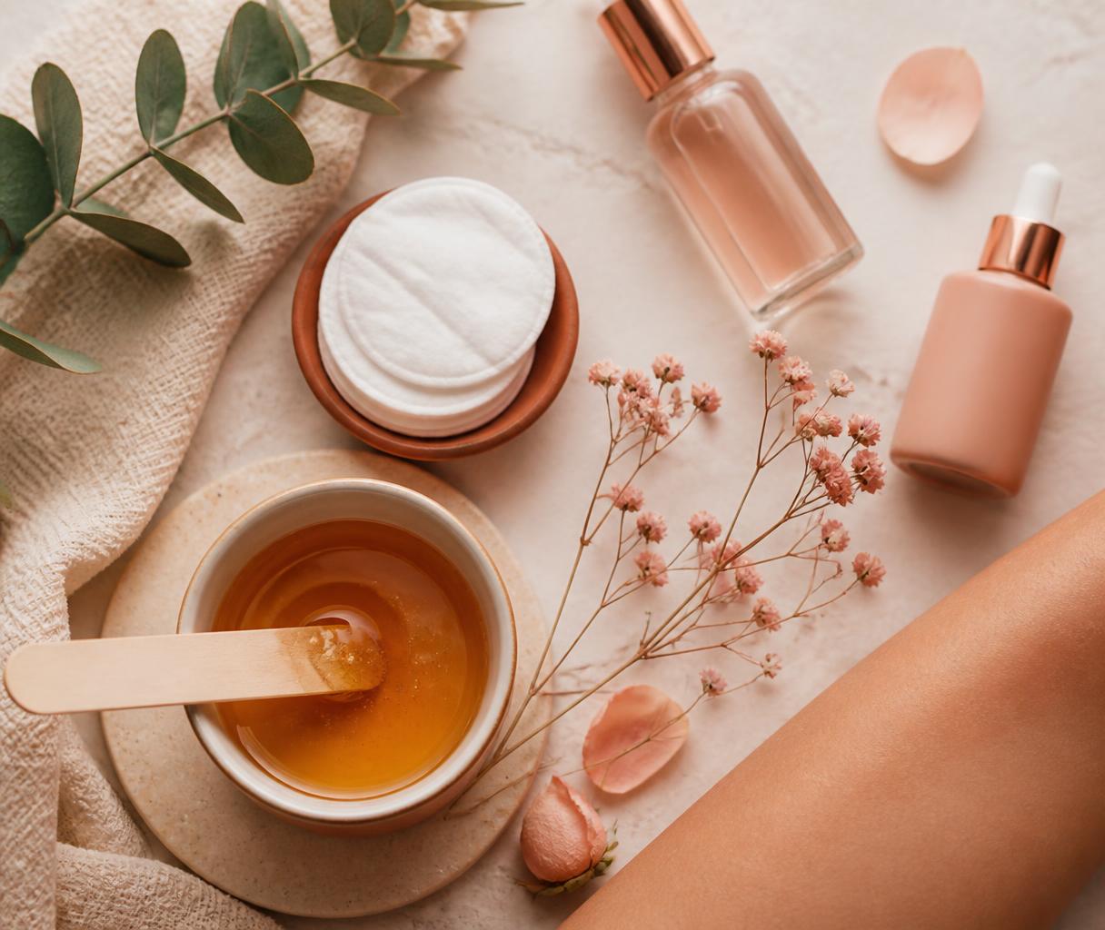 Composição elegante de produtos de depilação em cera com flores e toalha